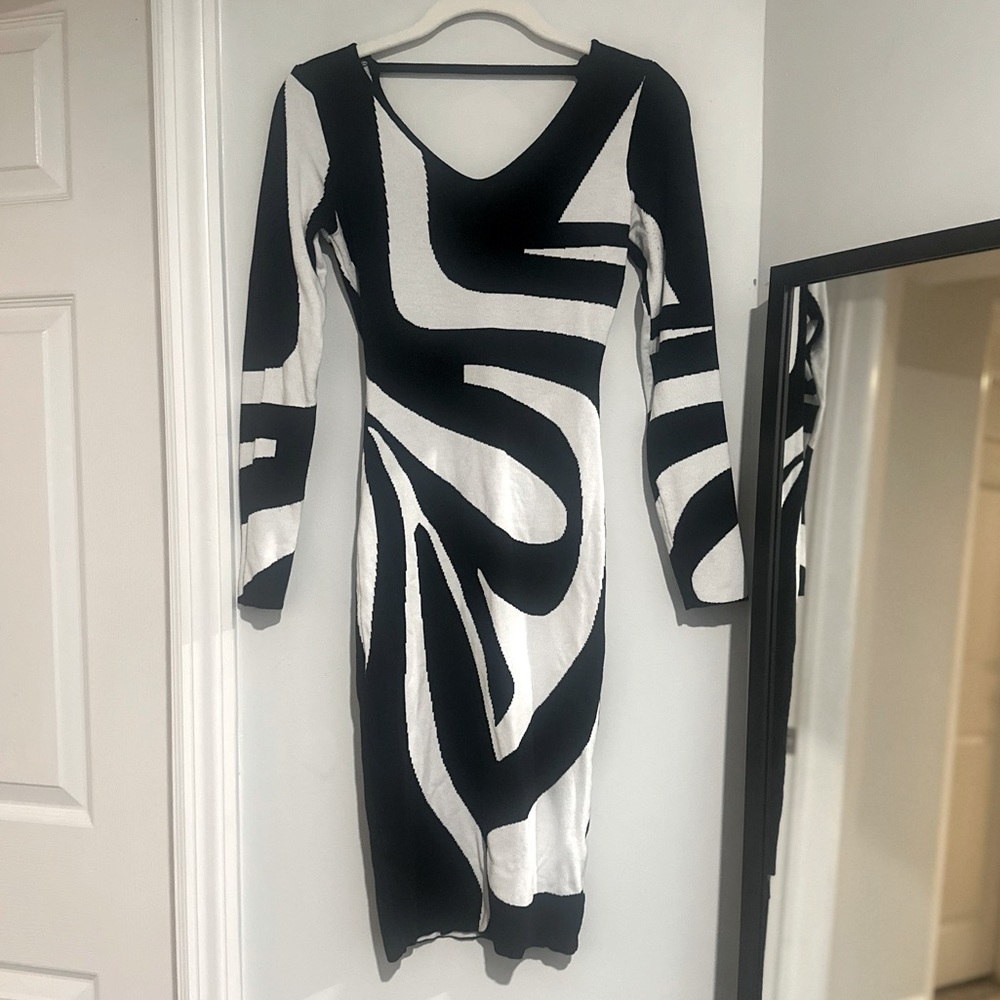 🖤Gorgeous “ Black & White Abstract Print Midi”Sweater Dress